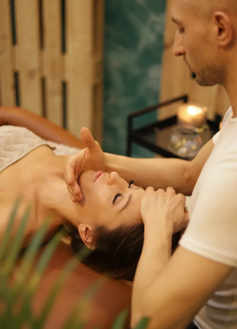 mloda-kobieta-na-masazu-kobido